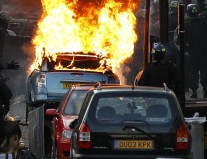 بريطانيا: كاميرون يستدعي البرلمان من إجازته ولندن مسرح لحرب شوارع