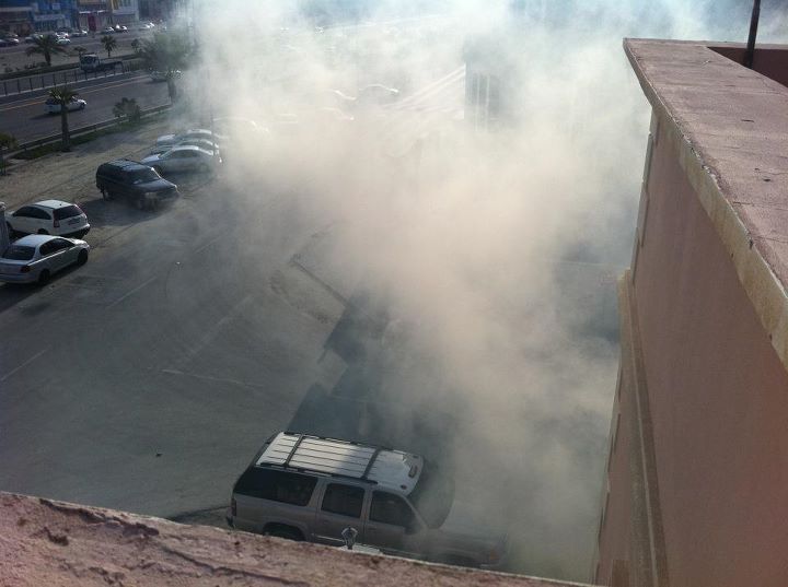 قوات النظام البحريني تعتدي على مقر "الوفاق" بالقنابل الغازية وتصيب عدداً من قياديها وناشطين أجانب
