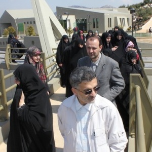 وفد نسائي إيراني في معلم مليتا للسياحة الجهادية

