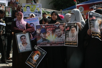 اعتصام تضامني مع الأسيرة الفلسطينية المضربة عن الطعام "هناء الشلبي" 