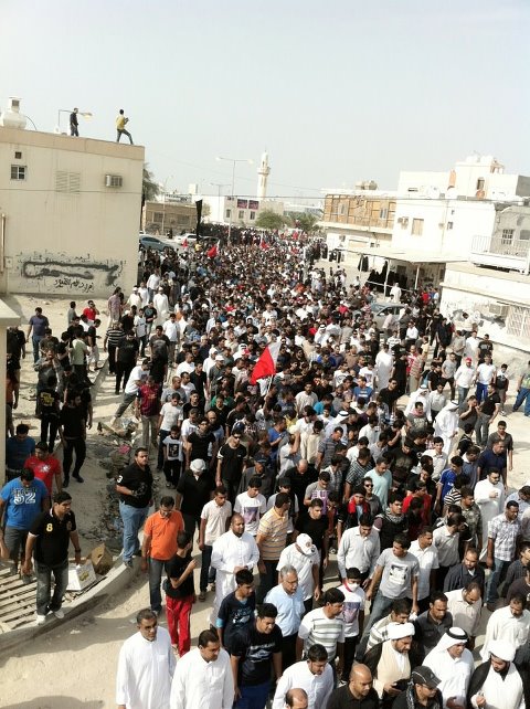 قوات الأمن البحرينية تقمع مسيرة تشييع الشهيد الإعلامي "أحمد إسماعيل"