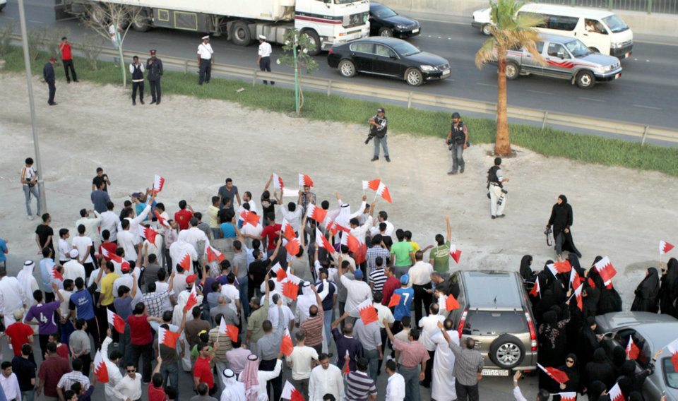 قوات الأمن البحرينية تمنع اعتصام توبلي بالقوة والجماهير تصر على التواجد
