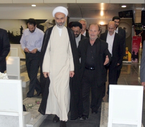 ممثل الإمام الخامنئي يزور روضة الشهداء ويقرأ الفاتحة على ضريح الشهيد مغنية


