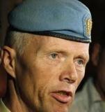 الجنرال روبرت مود يعلن تعليق عمل بعثة المراقبين الدوليين في سوريا

