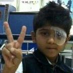 الطفل البحريني المصاب بعينه يعاود العلاج من آثار الشوزن
