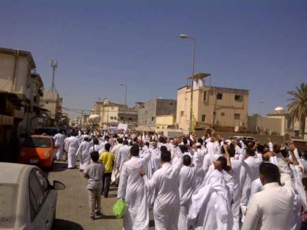 السعودية: مسيرات في المنطقة الشرقية تنديداً بالإساءة إلى الرسول (ص)