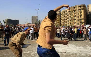 مصر: عشرات الإصابات في اشتباكات بين متظاهرين مؤيدين لمرسي ومعارضيه