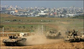 إصابة دبابة اسرائيلية بقذيفة هاون فلسطينية على حدود قطاع غزة 