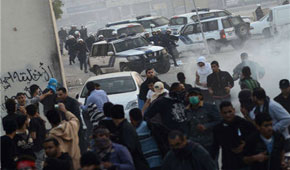 قوات النظام البحريني تهاجم مجلس عزاء في بلدة الدراز بالرصاص