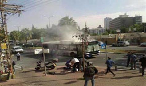 تفجير نوعي لحافلة في "تل أبيب" وحصيلة اليوم الثامن من الإعتداءات الإسرائيلية 140 شهيداً في القطاع  