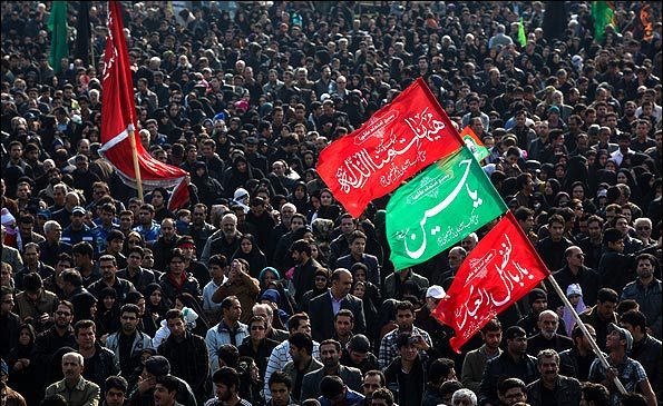 مسيرات حاشدة في إيران التي اتشحت بالسواد تأسياً بمصاب أبي عبد الله الحسين
