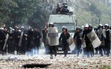 ارتفاع أعداد المصابين في إحداث القاهرة ..واشتباكات بين المتظاهرين وقوات الأمن قرب السفارة الأميركية 