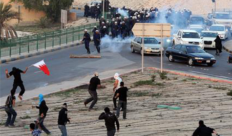 الشرطة البحرينية تستخدم الغاز وقنابل الصوت لتفريق مسيرة متوجهة الى المنامة
