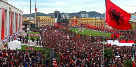 احتفالات حاشدة باستقلال ألبانيا وسط خلاف مع دول الجوار