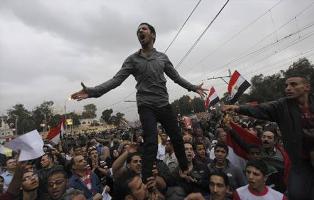 اشتباكات بين مؤيدي ومعارضي الرئيس المصري في محيط قصر "الاتحادية" في القاهرة