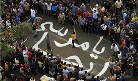 استمرار الاحتجاجات ضد الاعلان الدستوري والمعارضة تدعو الى مليونية "الدم المصري حرام والشرعية للشعب" غداً في ميدان التحرير