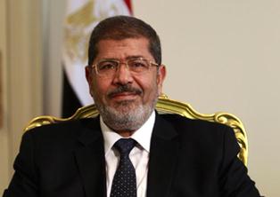 الرئيس المصري يلغي الإعلان الدستوري ويبقي موعد الاستفتاء على الدستور قائماً...والمعارضة ترفض المبادرة