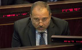 ليبرمان يعلن إستقالته بسبب "إساءة الائتمان" 