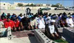 البحرينيون يؤدون الصلاة في المساجد المهدمة
