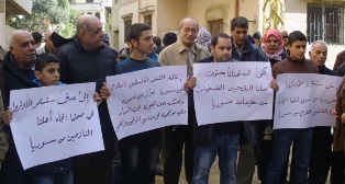 النازحون الفلسطينيون من سوريا يعتصمون في مخيم نهر البارد