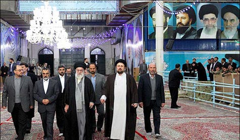 الامام الخامنئي يجدد العهد والميثاق مع الامام الخميني(قده)