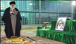 الإمام الخامنئي يزور ضريح الإمام الخميني (قدس)