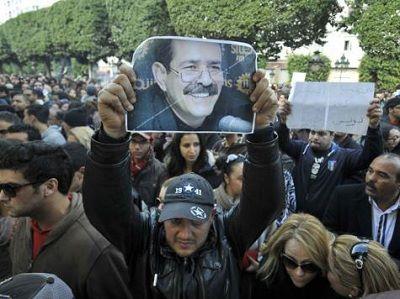 إضراب عام في تونس وتشييع الزعيم المعارض "شكري بلعيد"