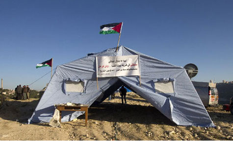 سلطات الاحتلال تهدم رابع قرية مناهضة للاستيطان