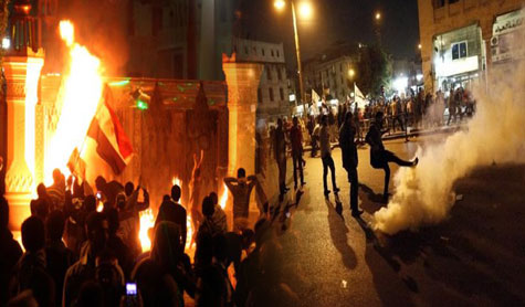 متظاهرون يحاولون اقتحام قصر الإتحادية في مصر