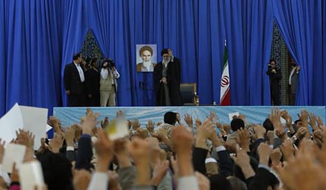 الامام الخامنئي: الشعب الايراني انتصر رغم العقوبات 