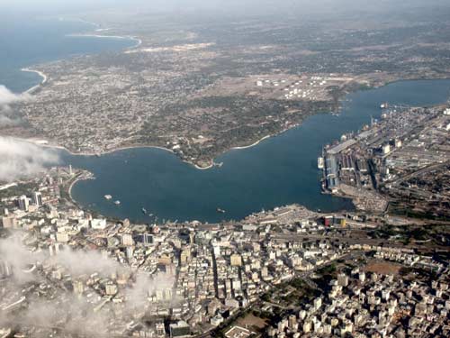 عشرات الأشخاص علقوا بين أنقاض مبنى إنهار في تنزانيا 