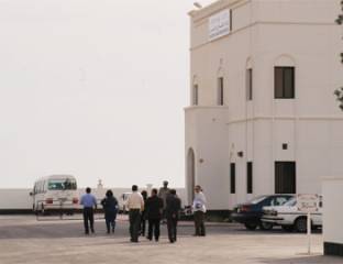 محاكمة محام بتهمة إهانة الملك واعتقال عائلة خلال زيارة معتقل