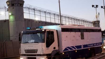 سلطات الاحتلال تستبق ثورة الأسرى بنقل وعزل في صفوف قادتهم