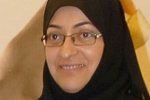 نائبة رئيس جمعية المعلمين البحرينية: غارات الفجر دخلت غرف نومنا 