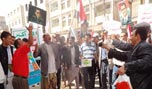 شباب يمنيون يتظاهرون تضامنا مع النظام والشعب السوري