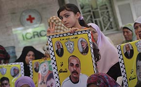 تواصل الاعتصامات التضامنية مع الأسرى.. وادانة للصمت الدولي إزاء انتهاكات حقوق الاسرى 