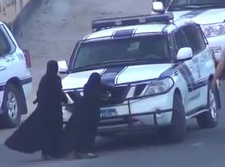 آلية للأمن البحريني تحاول دهس إمرأة