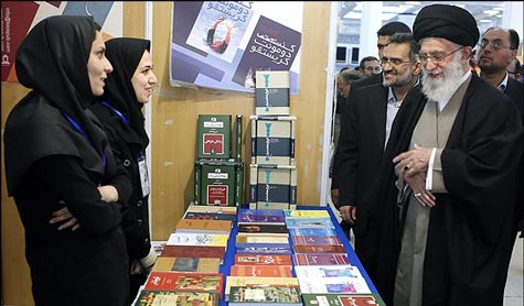 الامام الخامنئي يجول في معرض الكتاب في طهران  