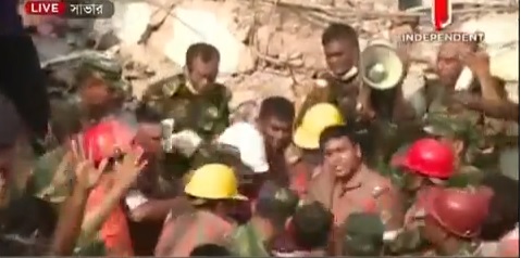 انتشال إمرأة ناجية من بين الأنقاض في بنغلادش