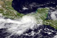 إعصار برباره يجتاح الساحل الجنوبي للمكسيك