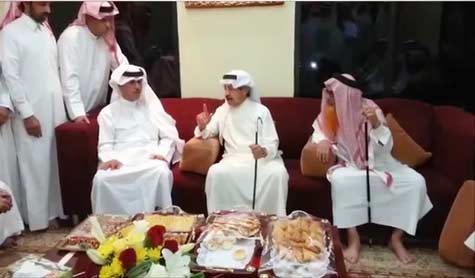 رئيس وزراء البحرين يتضامن مع المتهمين بالتعذيب