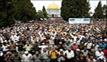 آلاف الفلسطينيين يؤمّون القدس والأقصى 