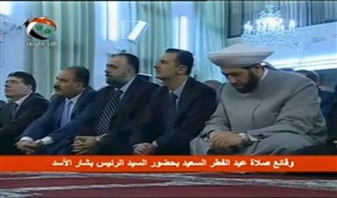 الأسد يؤدي صلاة العيد بعيد مزاعم عن استهدافه