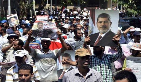 أنصار مرسي يؤدون صلاة العيد في ميادين الإعتصام
