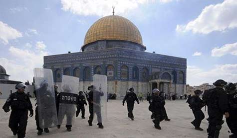 المستوطنون الصهاينة يقتحمون المسجد الاقصى