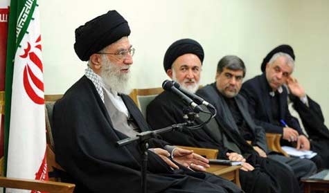 الإمام الخامنئي يحذر من مؤامرات لاثارة الفتن 