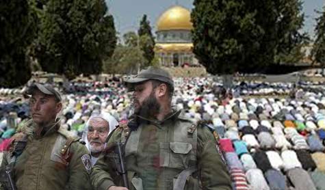 الإحتلال يقلص عدد المصلين في الأقصى الجمعة