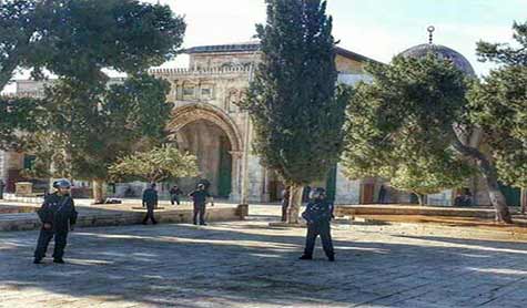 الفلسطينيون يتصدون لاقتحام قوات الاحتلال للمسجد الاقصى