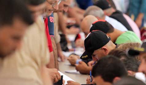 سوريو الخارج يسقطون رهانات المشككين ويصوتون بكثافة