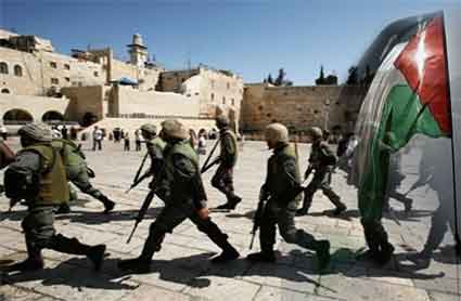 الإحتلال يقتحم تلفزيون فلسطين الحكومي ويحتجز طاقمه
